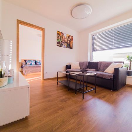 Modern Flat With Large Terrace Apartamento Hradec Králové Exterior foto