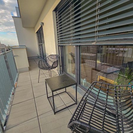 Modern Flat With Large Terrace Apartamento Hradec Králové Exterior foto