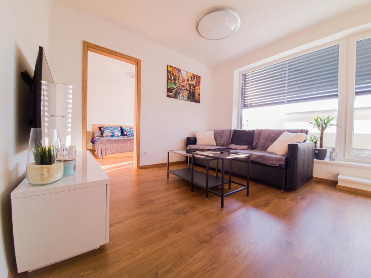 Modern Flat With Large Terrace Apartamento Hradec Králové Exterior foto