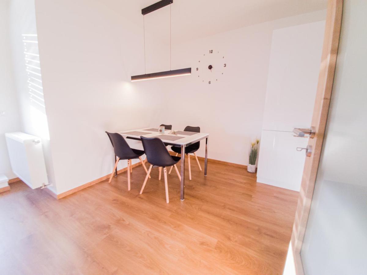 Modern Flat With Large Terrace Apartamento Hradec Králové Exterior foto