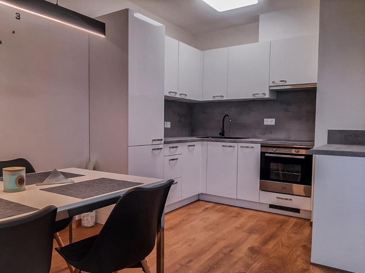 Modern Flat With Large Terrace Apartamento Hradec Králové Exterior foto