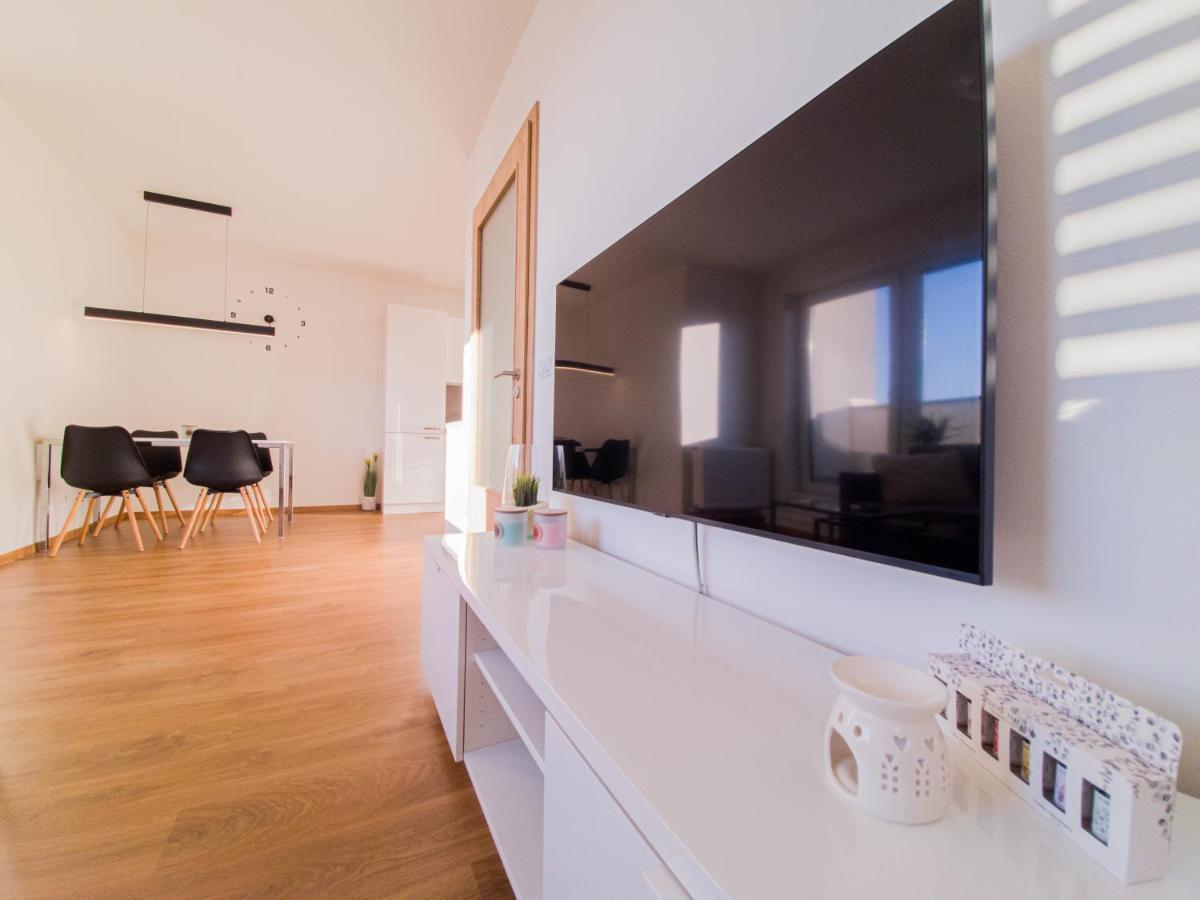 Modern Flat With Large Terrace Apartamento Hradec Králové Exterior foto
