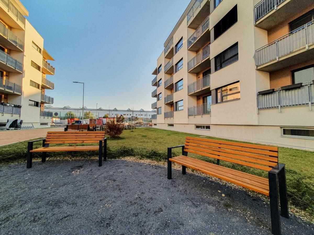 Modern Flat With Large Terrace Apartamento Hradec Králové Exterior foto