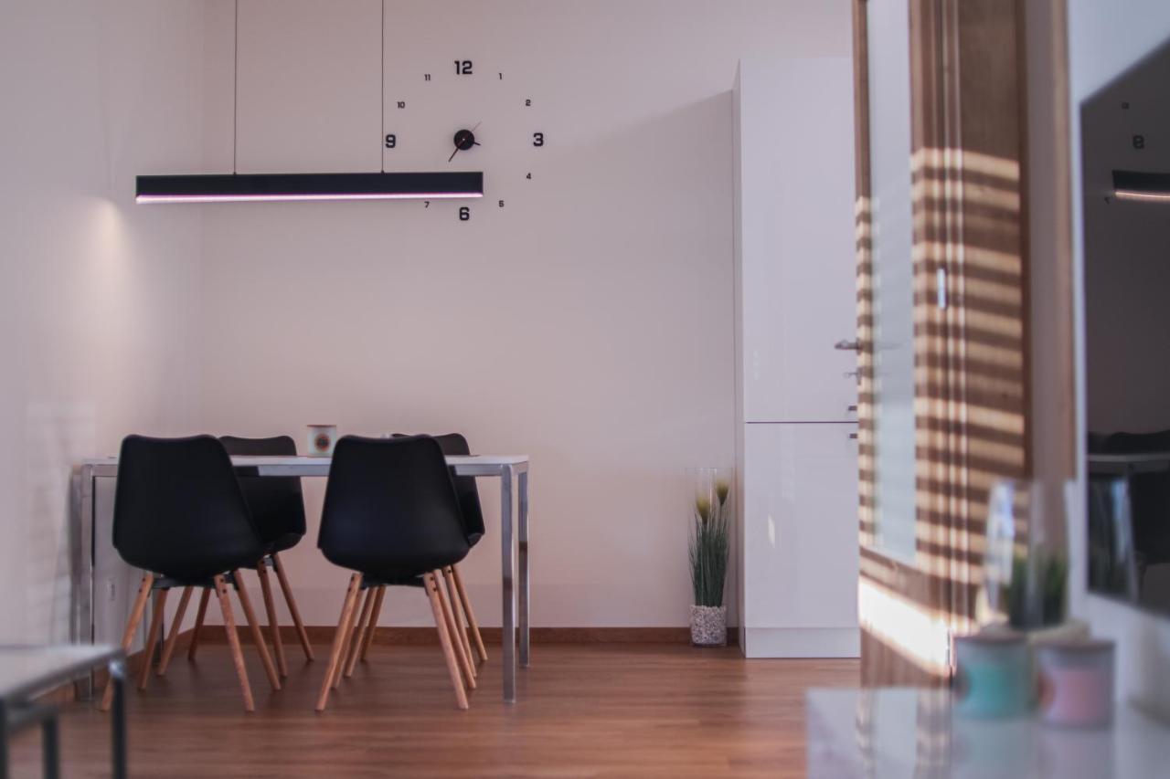Modern Flat With Large Terrace Apartamento Hradec Králové Exterior foto