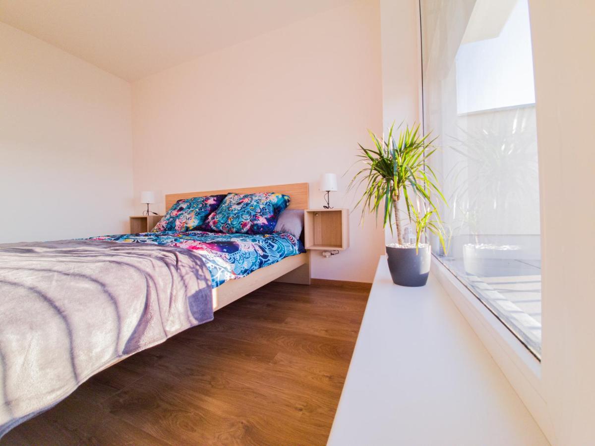 Modern Flat With Large Terrace Apartamento Hradec Králové Exterior foto