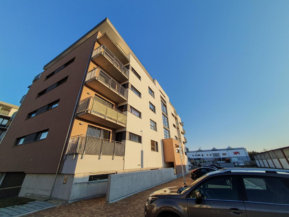 Modern Flat With Large Terrace Apartamento Hradec Králové Exterior foto