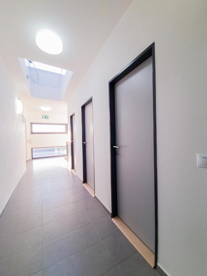 Modern Flat With Large Terrace Apartamento Hradec Králové Exterior foto