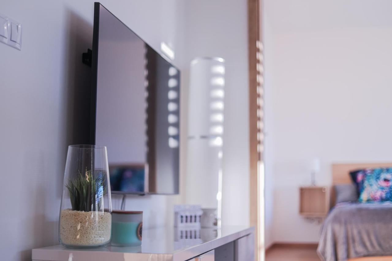 Modern Flat With Large Terrace Apartamento Hradec Králové Exterior foto