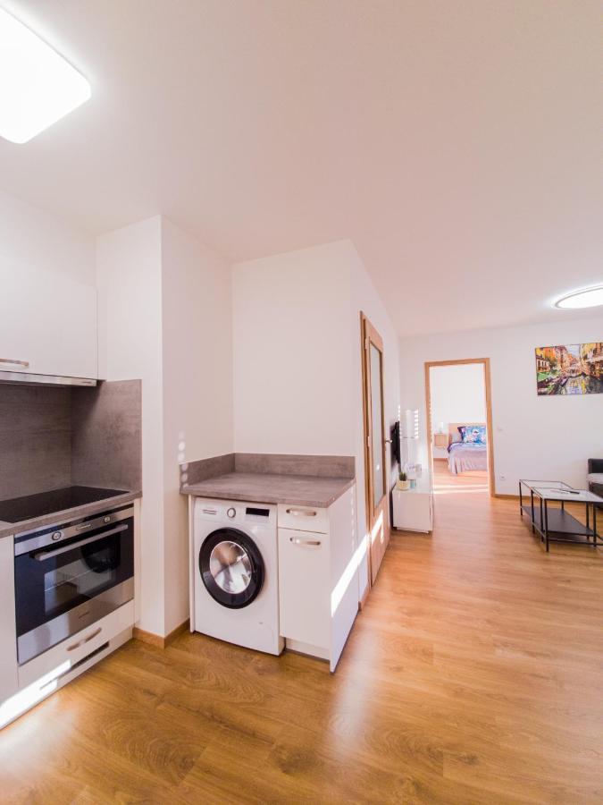Modern Flat With Large Terrace Apartamento Hradec Králové Exterior foto