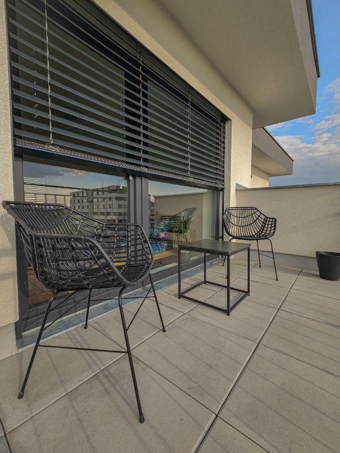 Modern Flat With Large Terrace Apartamento Hradec Králové Exterior foto